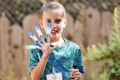 Un niño juega en un evento sensorial en Santa Rosa, en el Museo Infantil del Condado de Sonoma.