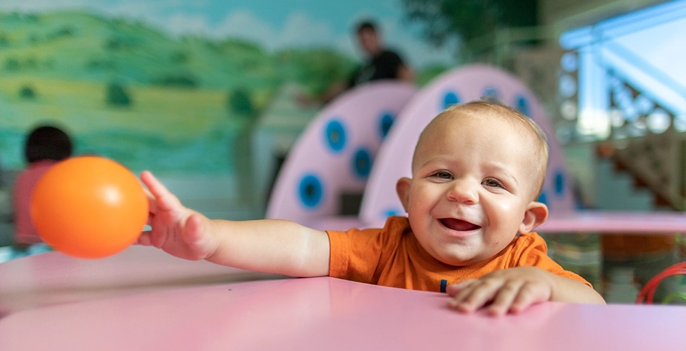 Un niño jugando en un evento sensorial en Santa Rosa, en el Museo Infantil del Condado de Sonoma.