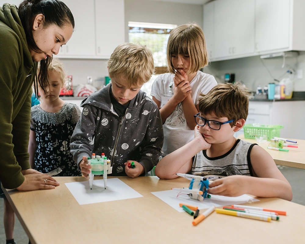 Niños participando en un proyecto STEM en grupo en el Museo Infantil del Condado de Sonoma.