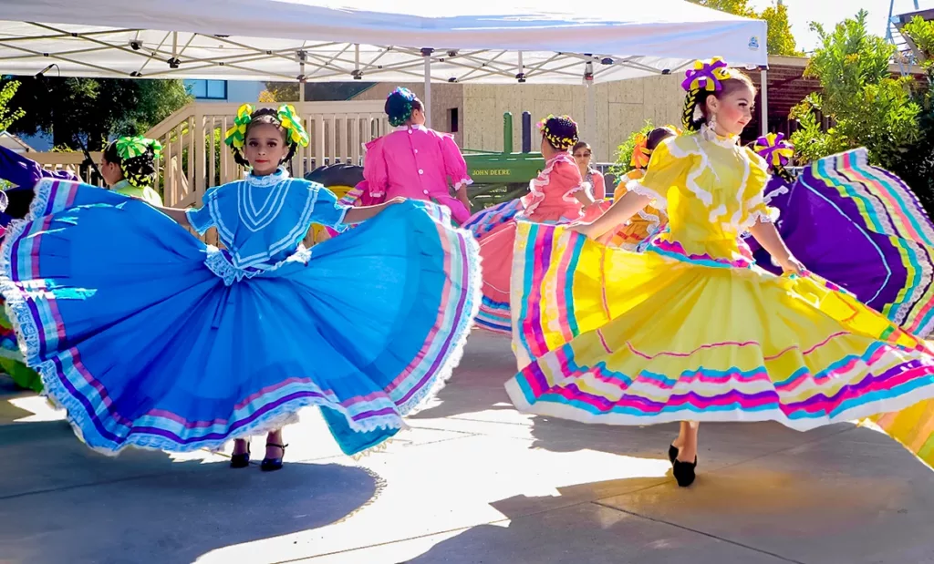 Bailarines latinoamericanos actúan en el acto anual del Mes de la Herencia Hispana en el Museo Infantil del Condado de Sonoma.