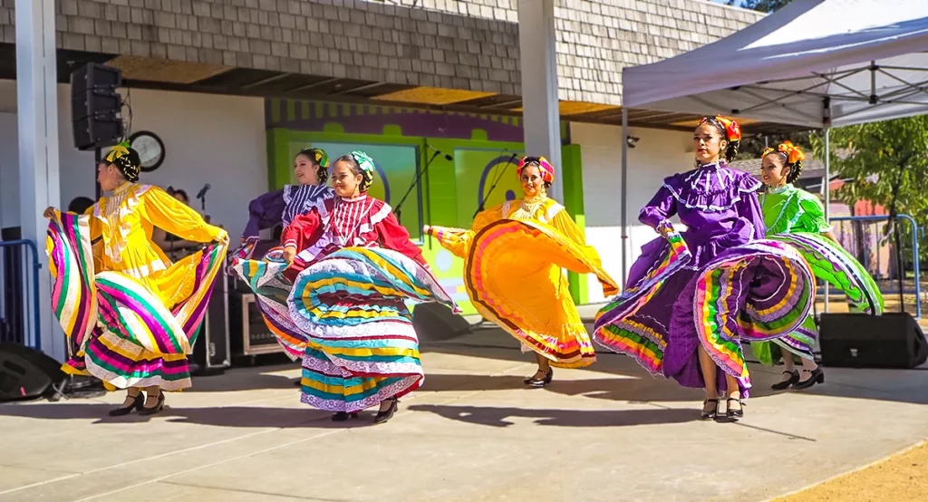 Bailarines latinoamericanos actúan en el acto anual del Mes de la Herencia Hispana en el Museo Infantil del Condado de Sonoma.