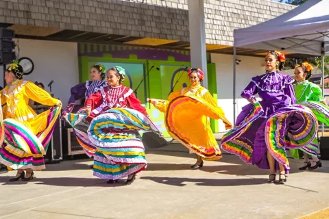 Bailarines latinoamericanos actúan en el acto anual del Mes de la Herencia Hispana en el Museo Infantil del Condado de Sonoma.