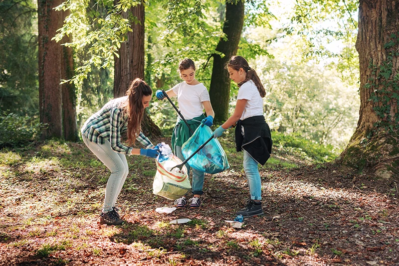 Actividades de bondad para niños: proyecto de limpieza de basura comunitaria para niños