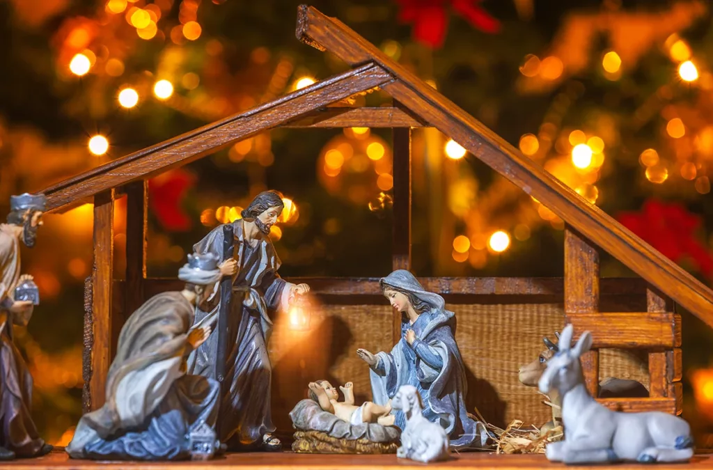 Un belén con María, José, el Niño Jesús y los Reyes Magos.