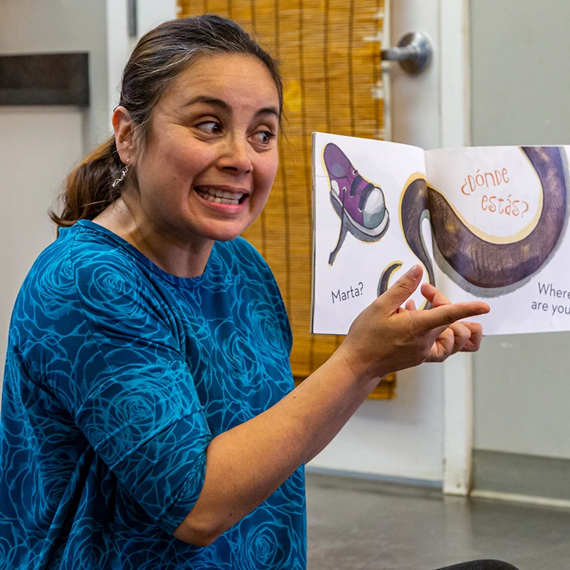 Guadalupe Tausch, fundadora de Colors of Spanish y la adorada presentadora de Cuentos con Ritmo, y del programa de idiomas para la primera infancia del Museo Infantil del Condado de Sonoma.