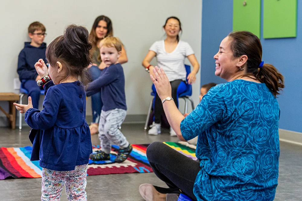 Niños de 1 a 5 años participan felices en Cuentos con Ritmo, un programa de lenguaje infantil del Museo Infantil del Condado de Sonoma.