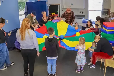 Niños de 1 a 5 años participan felices en Cuentos con Ritmo, un programa de lenguaje para la primera infancia en el Museo de los Niños del Condado de Sonoma.