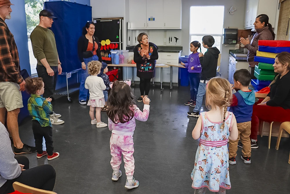 Niños de 1 a 5 años participan felices en Cuentos con Ritmo, un programa de lenguaje infantil del Museo Infantil del Condado de Sonoma.