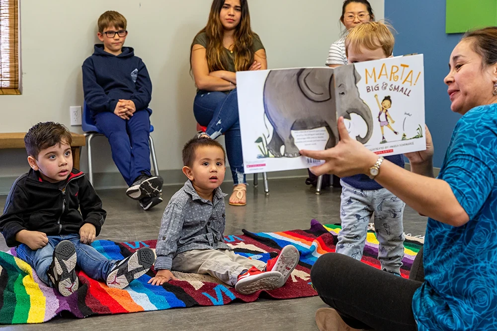 Niños de 1 a 5 años participan felices en Cuentos con Ritmo, un programa de lenguaje infantil del Museo Infantil del Condado de Sonoma.