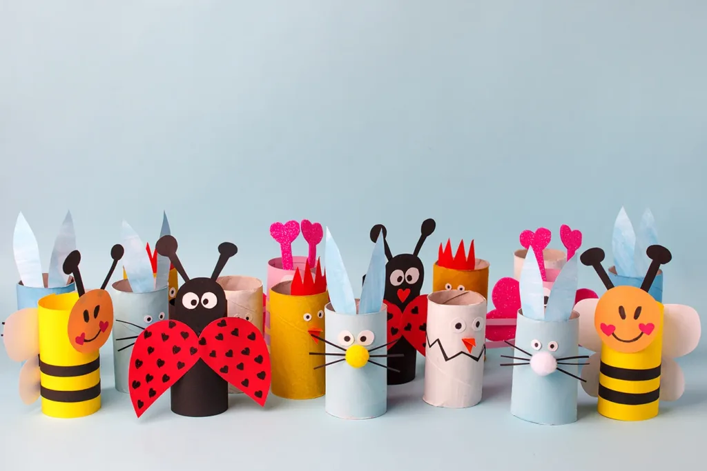 Actividad artística de reciclaje creativo para niños, proyecto DIY de animalitos con rollos de papel de cocina: rollos de papel higiénico convertidos en diferentes animales e insectos.