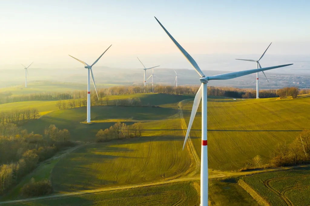 Vista panorámica de un parque eólico, con altas turbinas eólicas utilizadas para generar electricidad.